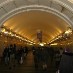 Ein scheinbar endlos langer Metrotunnel