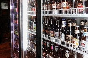 Craft-Bier-Flaschen in einem Kühlschrank