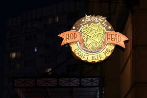 Schild der Craft-Bier-Bar "HopHead"