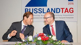 Denis Manturow (l.) und Erwing Sellering (r.) bei der Unterzeichnung der gemeinsamen Absichtserklärung beim Russlandtag 2016 in Rostock. © Thomas Häntzschel
