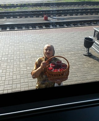 Die "Bashuschkas" verkaufen frisches Gebäck und Obst.