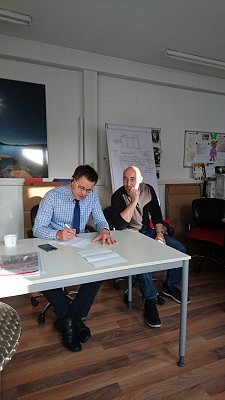 Alexander Maier (links) und Jens Hirt (rechts) im Büro