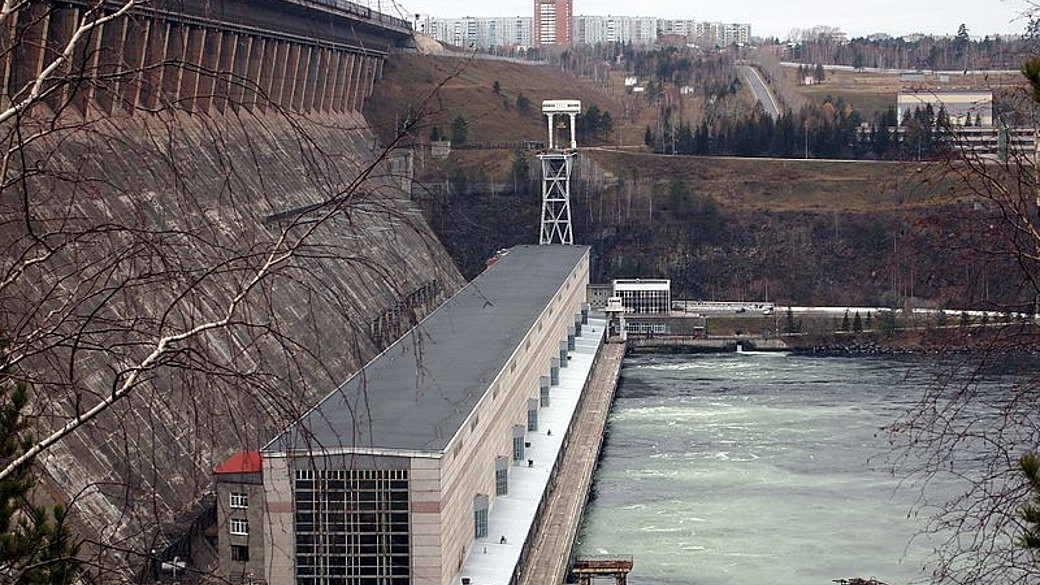 Wasserkraftwerk in Bratsk.