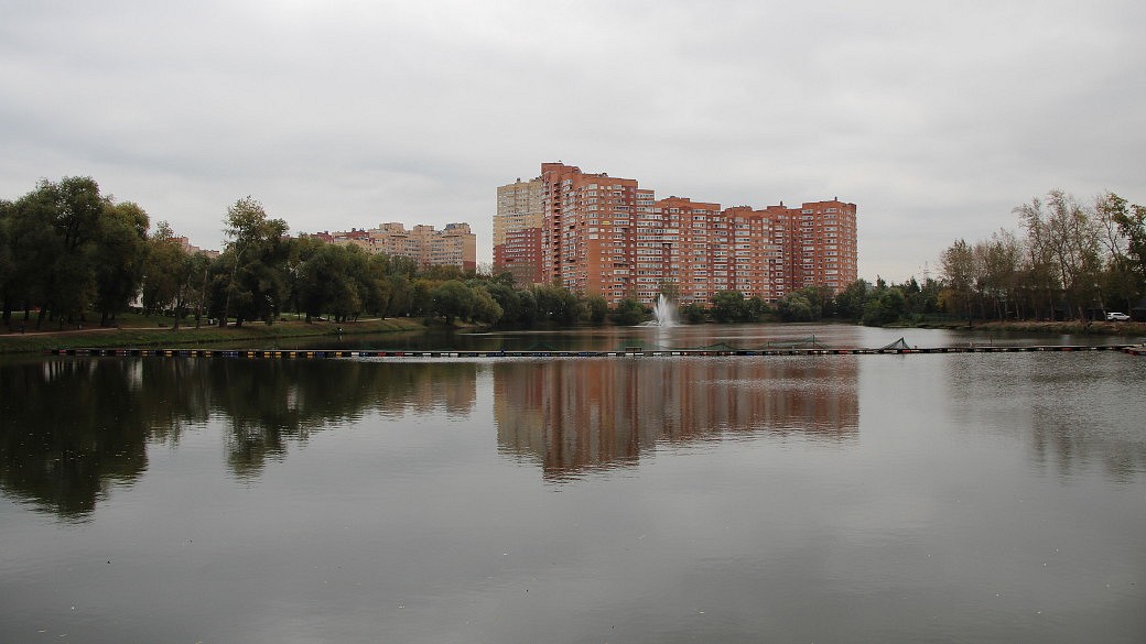 Blick über den Teich "Weiße Datscha" in Kotelniki.