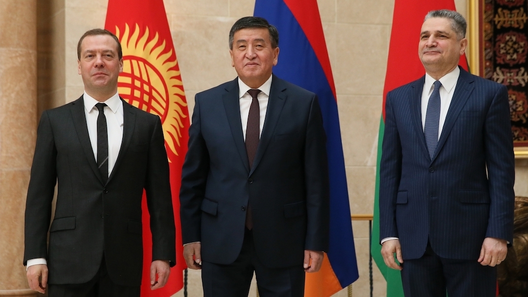 Von links: Der russische Premierminister Dmitri Medwedew, der neue kirgisische Präsident Sooronbai Dscheenbekow und Tigran Sargsjan, der Vorsitzende der Eurasischen Wirtschaftskommission.